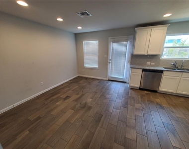 1158 Esplanade Pkwy - Photo Thumbnail 7