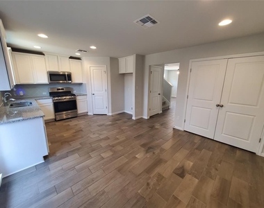 1158 Esplanade Pkwy - Photo Thumbnail 5