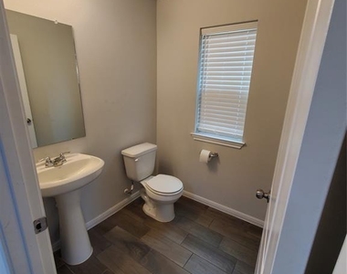 1158 Esplanade Pkwy - Photo Thumbnail 8