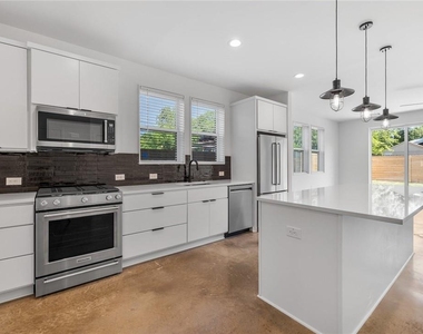 914 Taulbee Ln - Photo Thumbnail 2