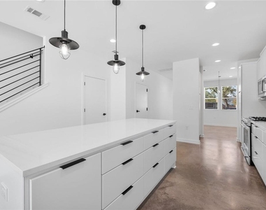 914 Taulbee Ln - Photo Thumbnail 4