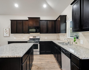 141 Serrano St - Photo Thumbnail 4