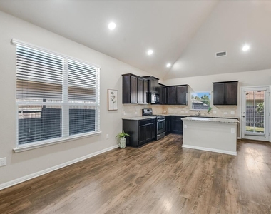 141 Serrano St - Photo Thumbnail 5