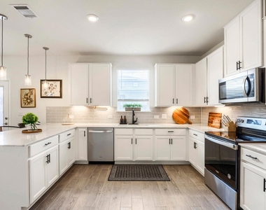 6504 Albany Sleigh Dr - Photo Thumbnail 8