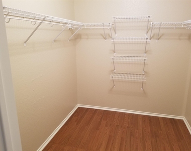 3307 Saint Genevieve Dr - Photo Thumbnail 8