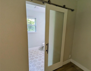 9705 Marlborough Dr - Photo Thumbnail 11