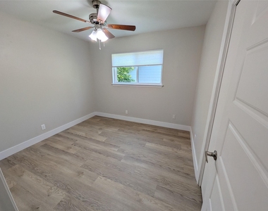 9705 Marlborough Dr - Photo Thumbnail 17