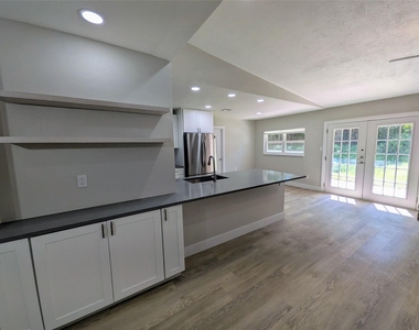 9705 Marlborough Dr - Photo Thumbnail 3