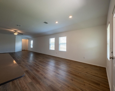 702 Silver Springs Bnd - Photo Thumbnail 25