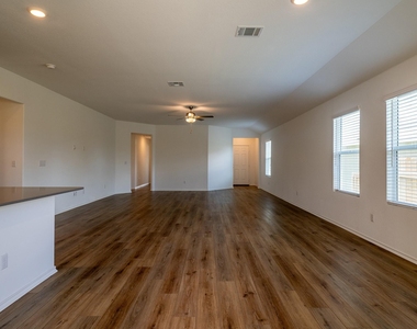 702 Silver Springs Bnd - Photo Thumbnail 24
