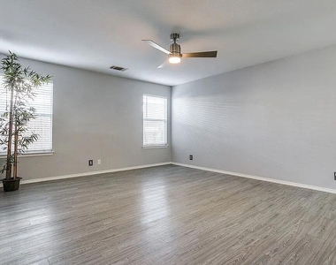 1200 Kenneys Way - Photo Thumbnail 10