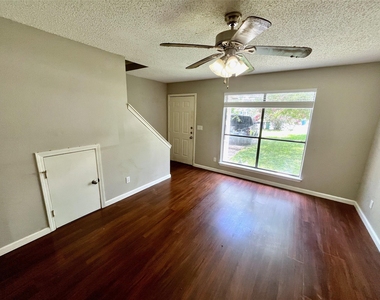 112 Hillside Cv - Photo Thumbnail 2