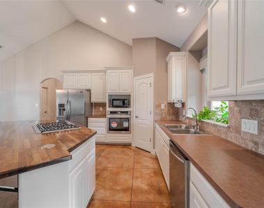 19013 Venture Dr - Photo Thumbnail 6