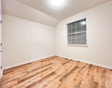 1103 Apollo Ln - Photo Thumbnail 21