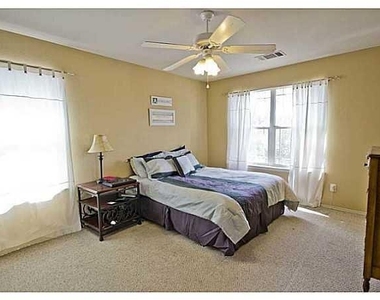 15301 Ora Ln - Photo Thumbnail 4