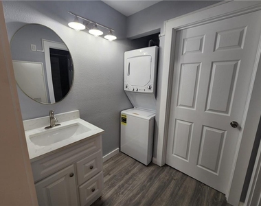 2815 Rio Grande St - Photo Thumbnail 3