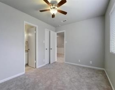 9802 Hundred Oaks Cir - Photo Thumbnail 12