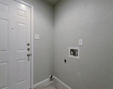 9802 Hundred Oaks Cir - Photo Thumbnail 17