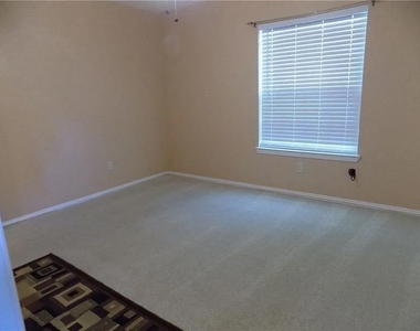 8402 Leesburg Cir - Photo Thumbnail 4
