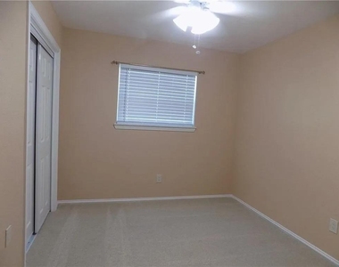 8402 Leesburg Cir - Photo Thumbnail 11