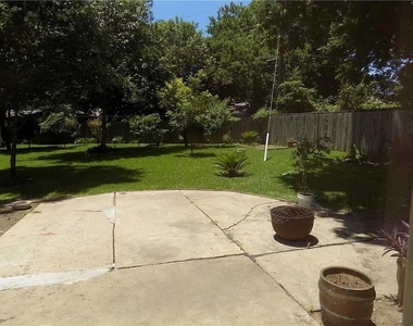 8402 Leesburg Cir - Photo Thumbnail 17