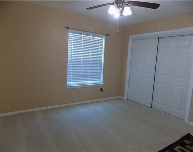 8402 Leesburg Cir - Photo Thumbnail 13