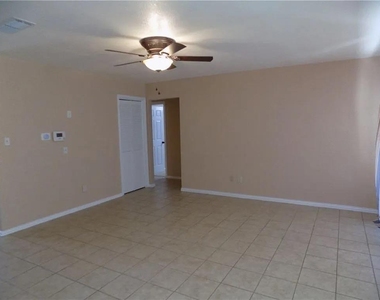 8402 Leesburg Cir - Photo Thumbnail 5