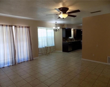 8402 Leesburg Cir - Photo Thumbnail 16