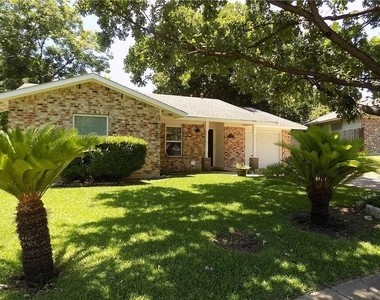 8402 Leesburg Cir - Photo Thumbnail 1