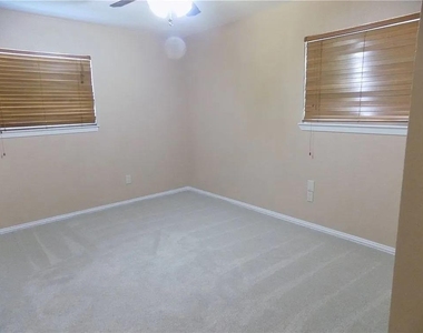 8402 Leesburg Cir - Photo Thumbnail 9