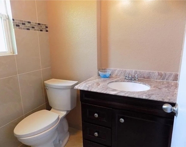 8402 Leesburg Cir - Photo Thumbnail 10
