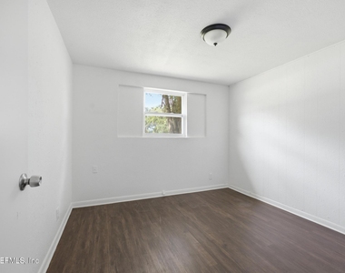 5134 Moncrief Road W - Photo Thumbnail 17