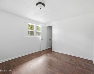5134 Moncrief Road W - Photo Thumbnail 12