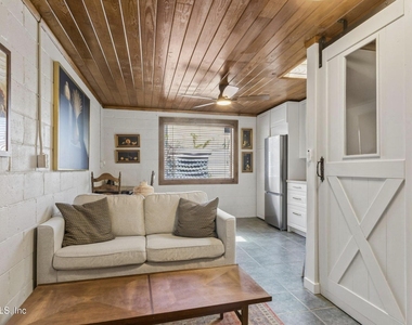 1343 Rensselaer Avenue - Photo Thumbnail 11