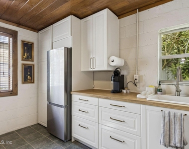 1343 Rensselaer Avenue - Photo Thumbnail 6