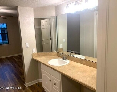 805 Boardwalk Drive - Photo Thumbnail 15