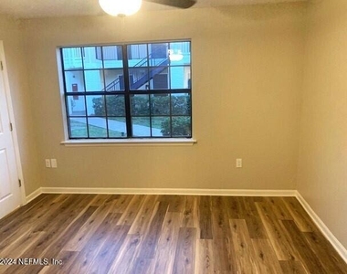 805 Boardwalk Drive - Photo Thumbnail 9