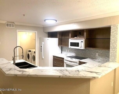805 Boardwalk Drive - Photo Thumbnail 5