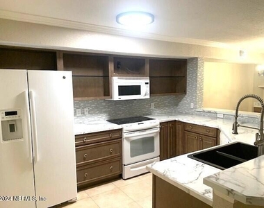 805 Boardwalk Drive - Photo Thumbnail 3