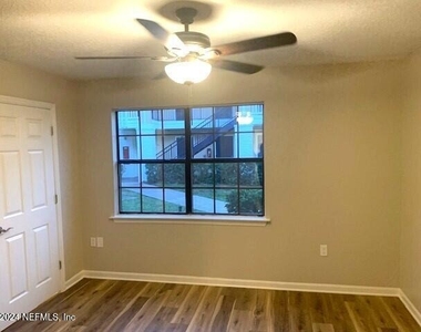805 Boardwalk Drive - Photo Thumbnail 10