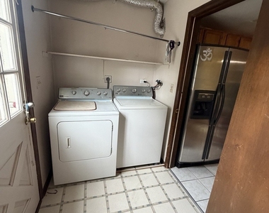 805 Bishop Court - Photo Thumbnail 5