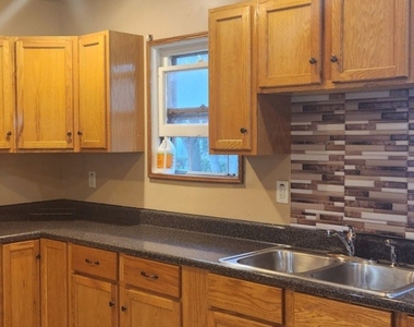 208 Illinois Street - Photo Thumbnail 8