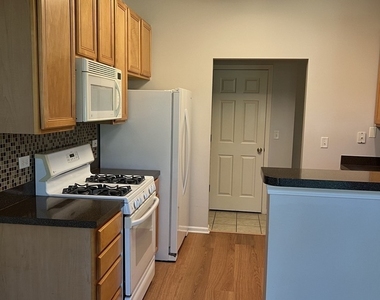996 Enfield Drive - Photo Thumbnail 4