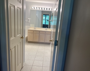 996 Enfield Drive - Photo Thumbnail 10