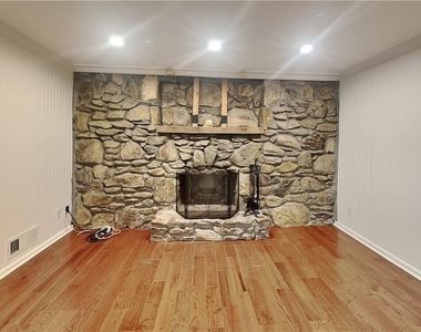 4623 Huntridge Drive Ne - Photo Thumbnail 2