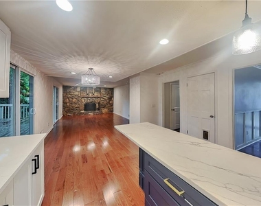 4623 Huntridge Drive Ne - Photo Thumbnail 4
