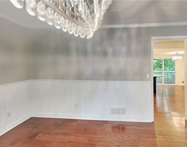 4623 Huntridge Drive Ne - Photo Thumbnail 5