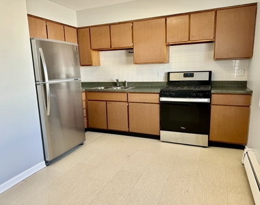 550 N Ardmore Avenue - Photo Thumbnail 3