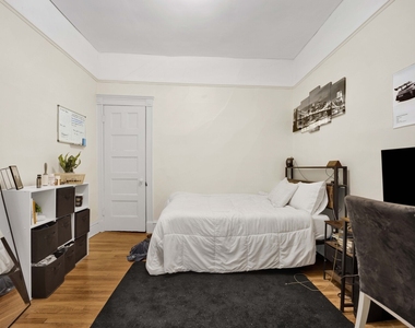 2522 N Burling Street - Photo Thumbnail 9