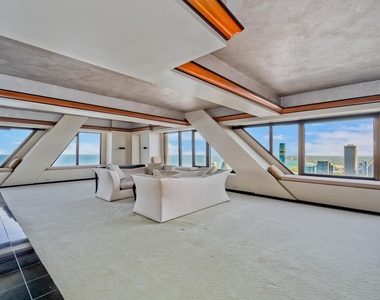 175 E Delaware Place - Photo Thumbnail 3